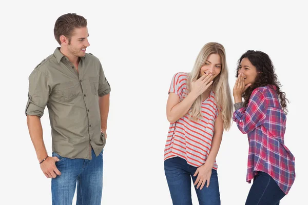 Chicas riendo de secretos y dejando fuera al hombre — Foto de Stock