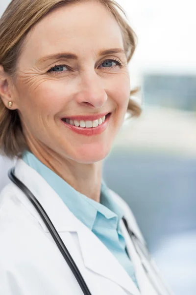 Zblízka usmívající se žena lékaře — Stock fotografie