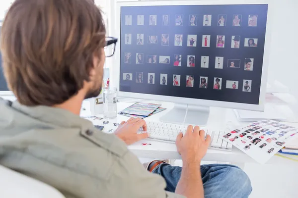Photo editor viewing thumbnails on computer — Stock Photo, Image
