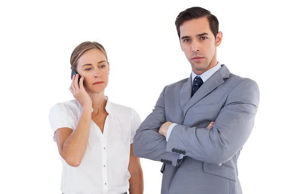 Zakenvrouw op de telefoon naast haar collega — Stockfoto