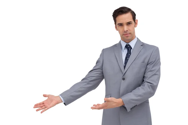Серьезный бизнесмен делает презентацию своими руками — стоковое фото