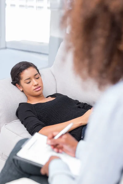 Frau liegt während Therapiesitzung auf Sofa — Stockfoto