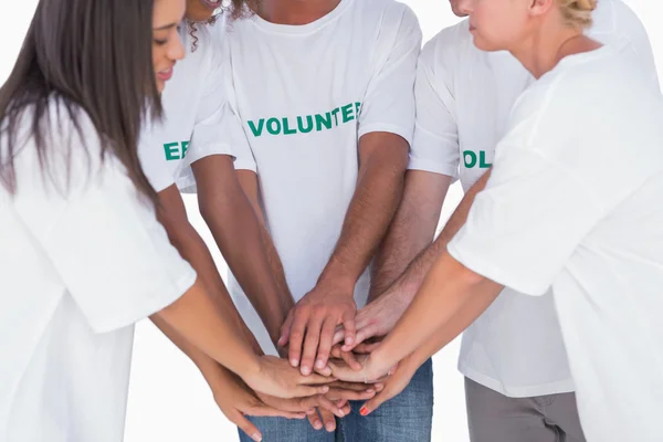 Mutlu gönüllüler birlikte ellerini koyarak — Stok fotoğraf