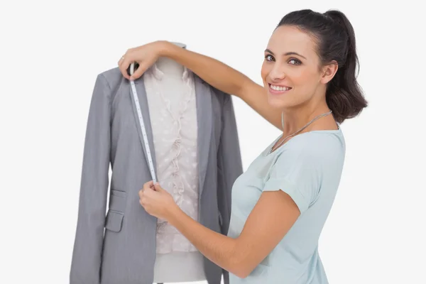 Diseñador de moda que mide la solapa de chaqueta — Foto de Stock