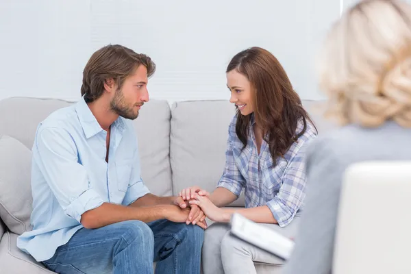 Couple reconciling on the couch — Stock Photo, Image