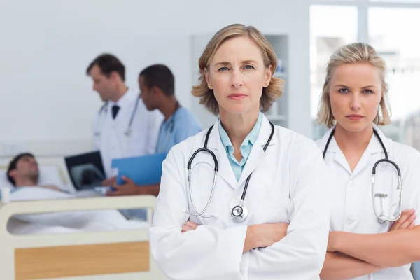 Deux femmes médecins sérieuses debout — Photo