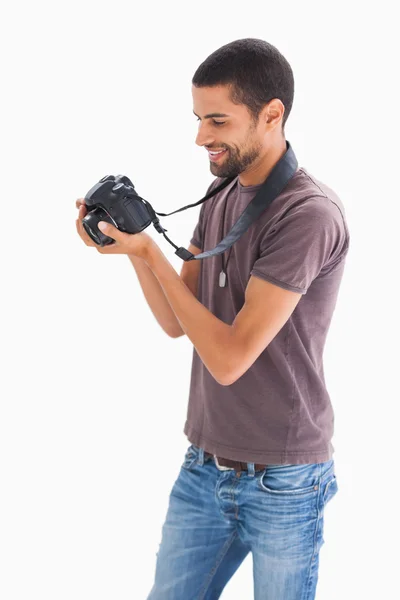 Стильний чоловік дивиться на цифрову камеру — стокове фото