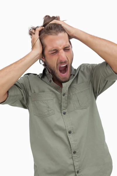 Hombre somnoliento bostezando y corriendo los dedos a través del cabello —  Fotos de Stock