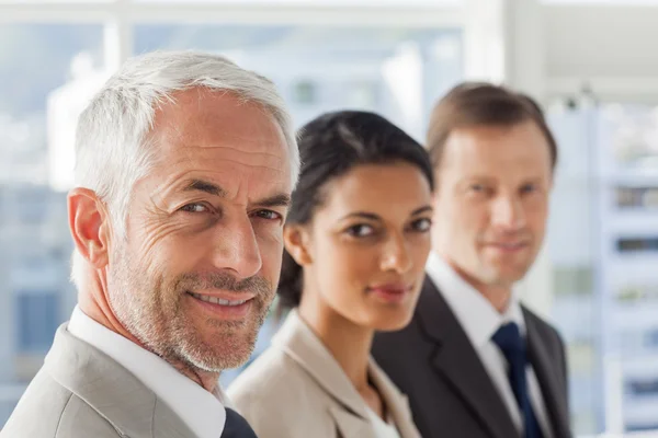 Lächelndes Geschäft sieht genauso aus — Stockfoto