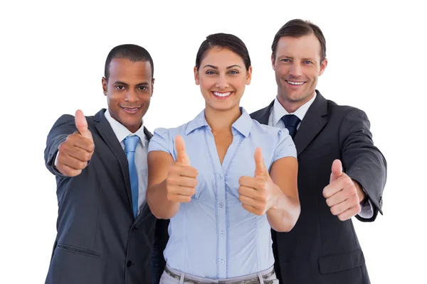 Группа улыбающихся бизнесменов, показывающих свои пальцы вверх — стоковое фото