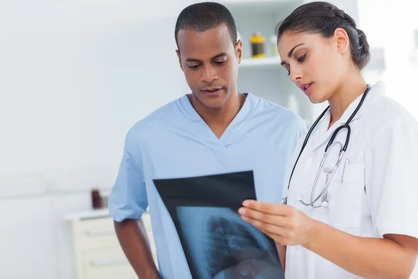 Zwei Ärzte untersuchen ein Röntgenbild — Stockfoto