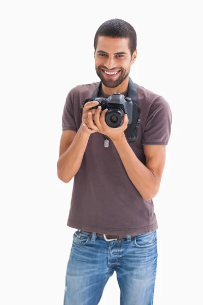 Homem alegre com câmera em torno de seu pescoço — Fotografia de Stock