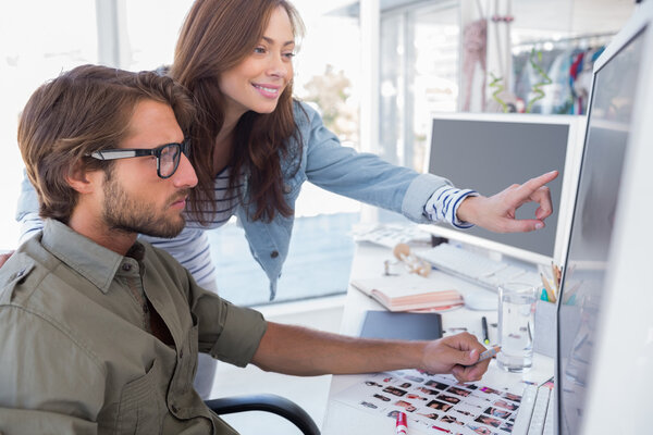 Collega indicando foto al redattore — Foto Stock