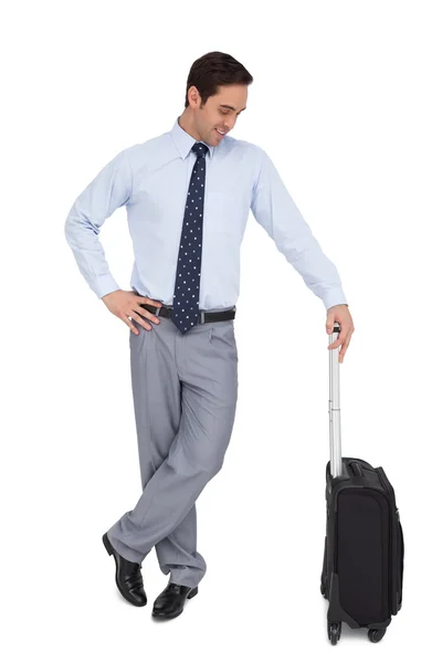 Podnikatel čekat zatímco drží jeho zavazadla — Stock fotografie