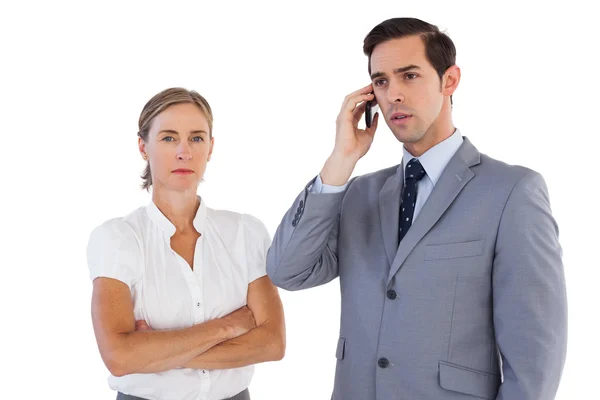 Zakenman aan de telefoon naast zijn collega — Stockfoto