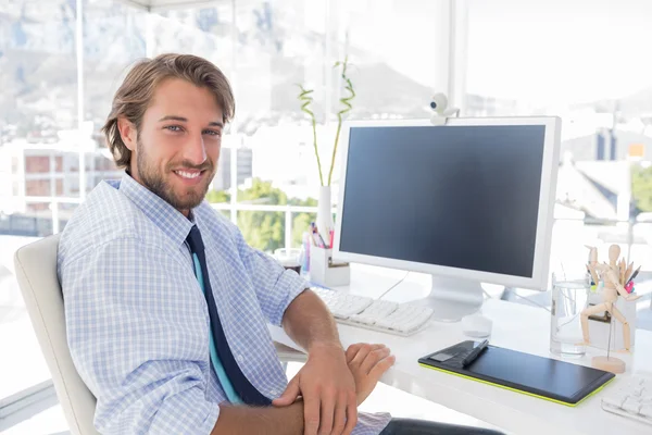 Lachende ontwerper zit aan zijn Bureau — Stockfoto