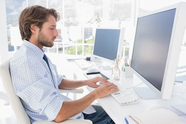 Designer sentado em sua mesa e trabalhando — Fotografia de Stock