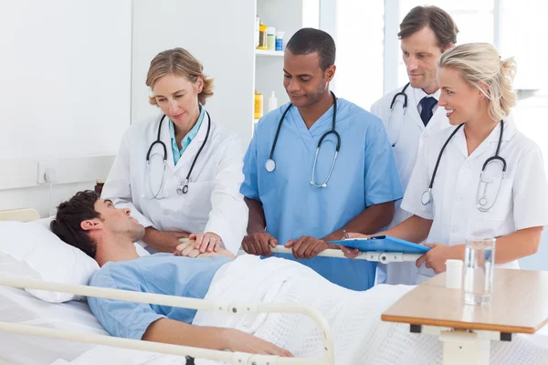 Medizinisches Team im Gespräch mit einem Patienten — Stockfoto