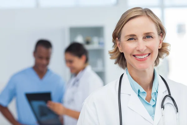 Mulher médico sorrindo e olhando para a câmera — Fotografia de Stock