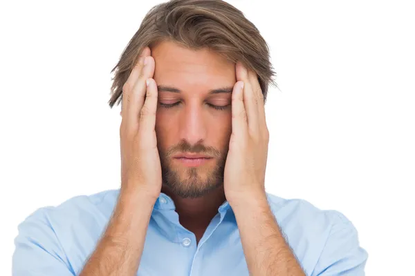 Hombre tocando sus sienes para calmar un dolor de cabeza —  Fotos de Stock