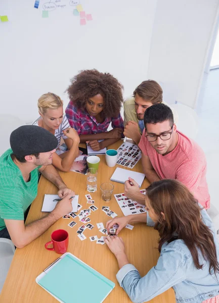 Editores eligiendo fotografías en una reunión —  Fotos de Stock