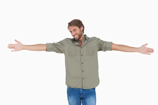 Człowiek stojący z rozpostartymi ramionami — Zdjęcie stockowe
