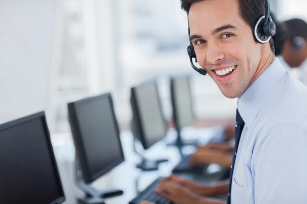 Focus op een vreugdevolle call centrum agent — Stockfoto