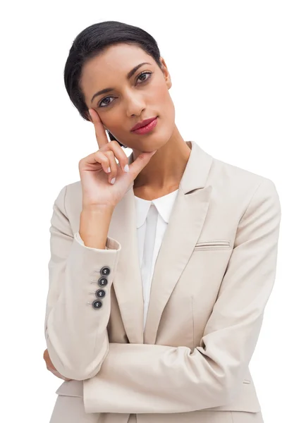 Fröhlich nachdenkliche Geschäftsfrau stehend — Stockfoto