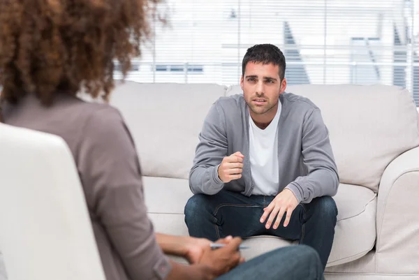 Un hombre triste hablando con un terapeuta — Foto de Stock