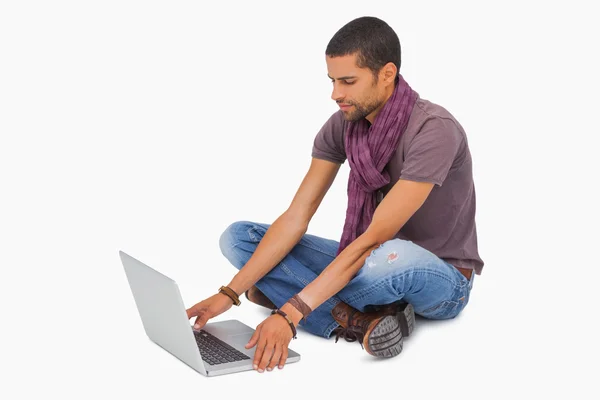 Homem sentado no chão usando laptop — Fotografia de Stock