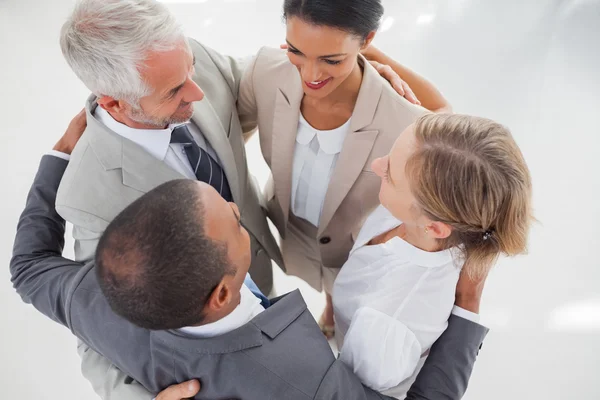 Trabajo en equipo abrazando juntos — Foto de Stock