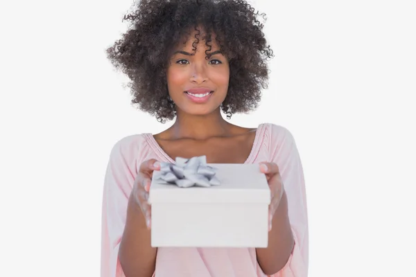 Mujer feliz sosteniendo un regalo — Foto de Stock