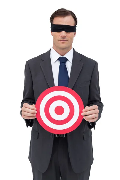 Hombre de negocios con los ojos vendados sosteniendo un blanco rojo — Foto de Stock