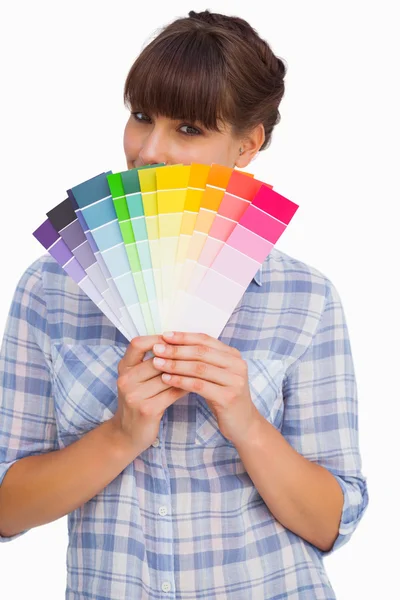 Mujer bonita con franja mostrando cartas de colores — Foto de Stock