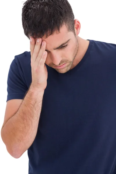 Trauriger Mann hält sich die Stirn mit der Hand — Stockfoto