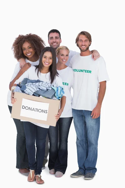 Gelukkig groep vrijwilligers houden donatie box — Stockfoto