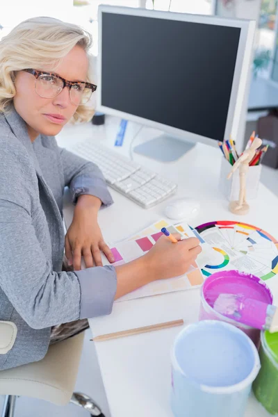 Focus interieur ontwerper kijken naar kleurenkaarten — Stockfoto