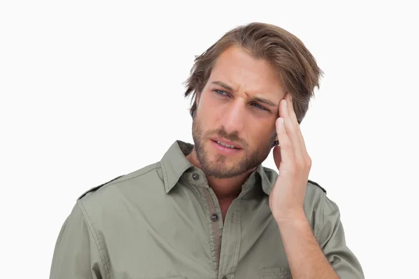 Man met de hoofdpijn weg op zoek — Stockfoto