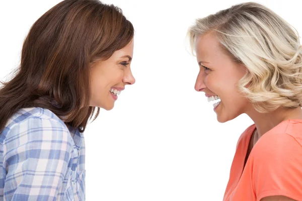 Twee vrienden op zoek naar elkaar en lachen — Stockfoto