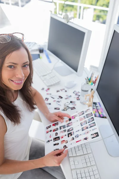 Usměvavá foto editor v práci drží miniatur — Stock fotografie