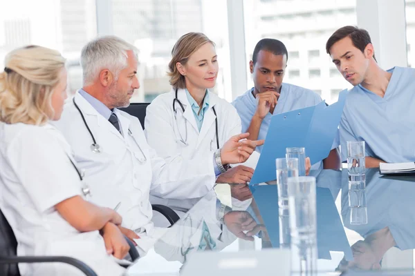 Equipe médica examinando um arquivo — Fotografia de Stock