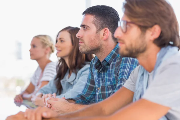 Kreativ-Team steht Schlange — Stockfoto