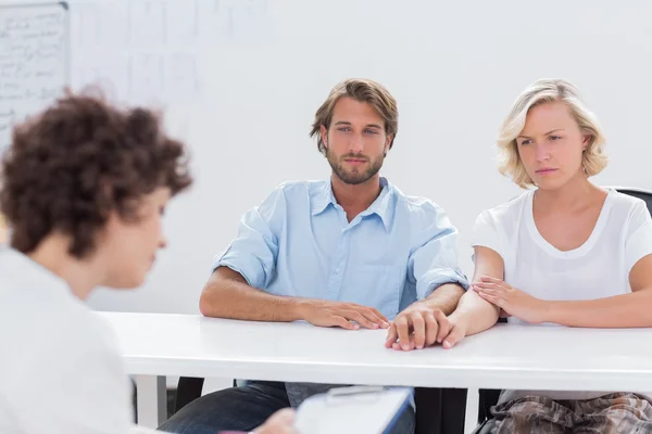 Therapist trying to help a couple — Stock Photo, Image