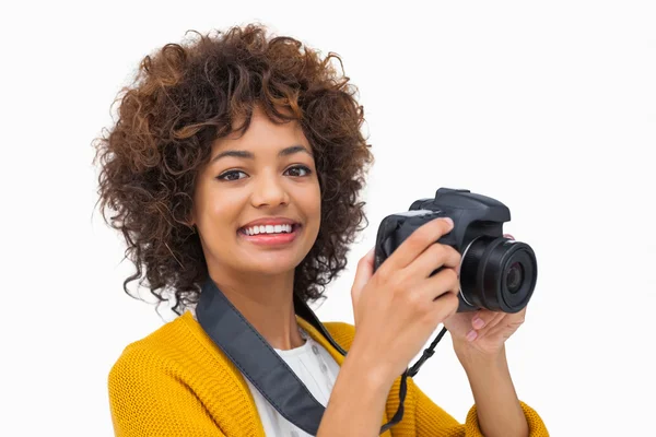 Sonriente chica tomando una foto y mirando a la cámara —  Fotos de Stock