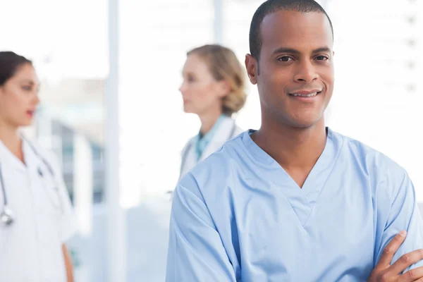 Jeunes médecins avec bras croisés — Photo