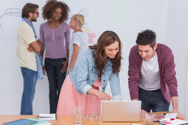 Ontwerpers en redacteuren werken en chatten — Stockfoto