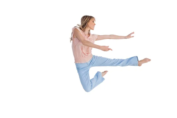 Mujer haciendo pose de baile — Foto de Stock