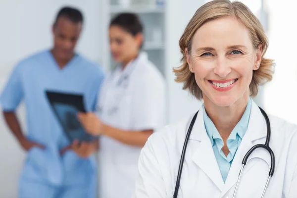 Mulher sorridente médico olhando para a câmera — Fotografia de Stock