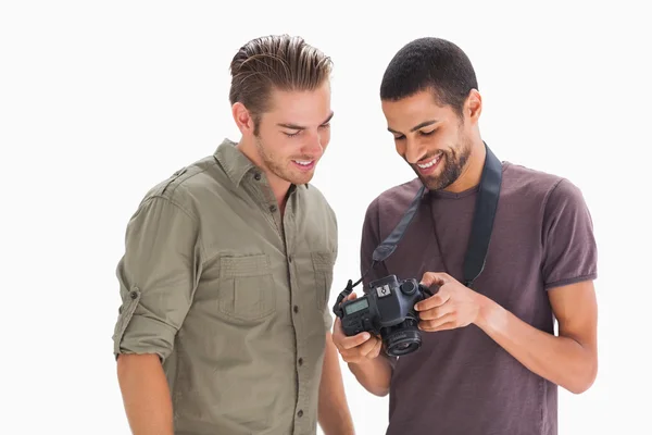 Homens elegantes olhando para a câmera digital — Fotografia de Stock