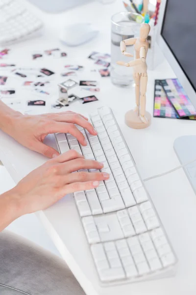 Primer plano de las manos de las mujeres escribiendo — Foto de Stock